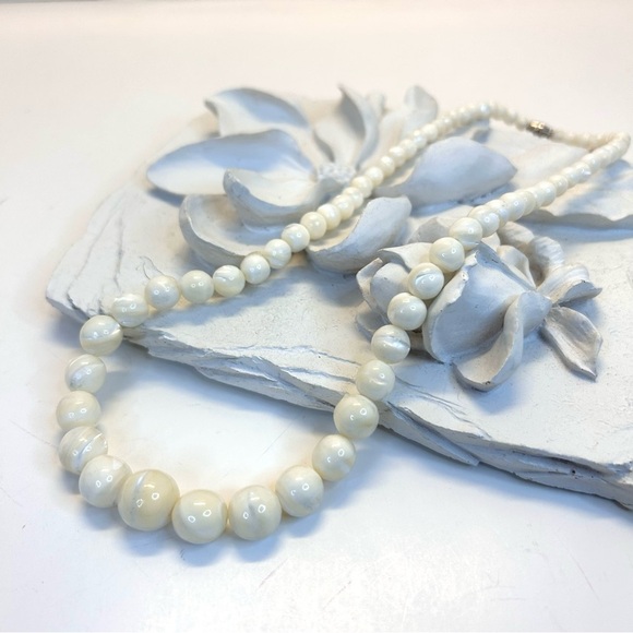 Natural Mother of Pearl Graduated Iridescent Creamy Swirl Beaded Necklace Vtg - Picture 4 of 8